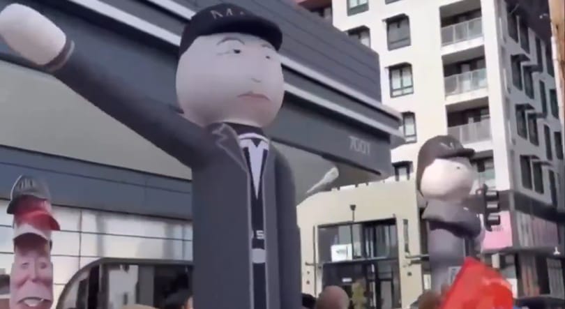 Karlendítő, felfújható Musk-figurákkal tüntettek a Tesla hollywoodi étterme előtt