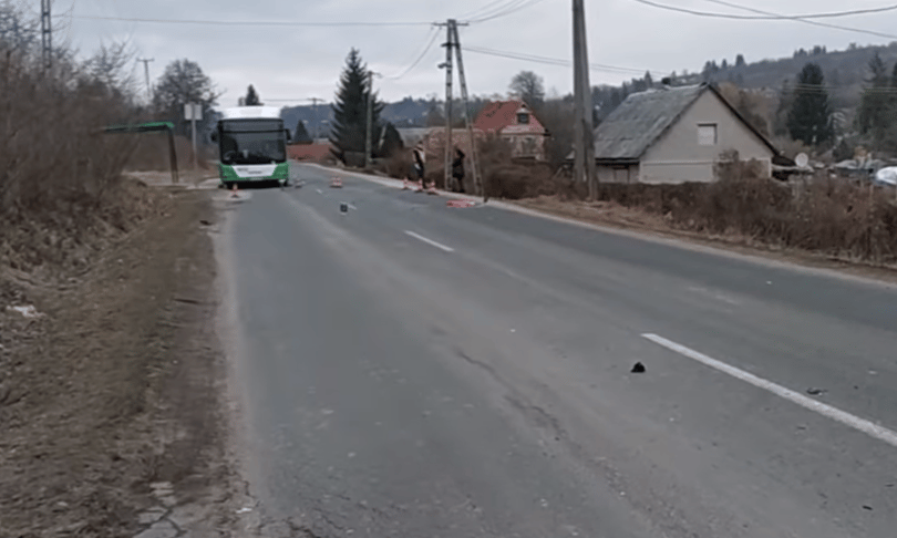 Betonfalnak rohant egy autó Miskolcon