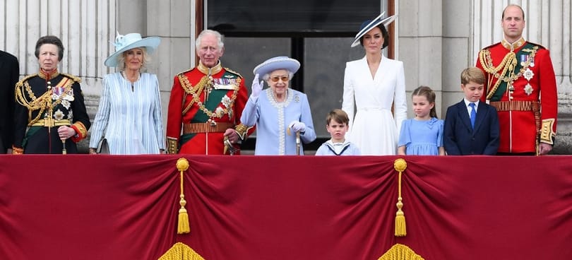 Így mutatott a királyi család a Buckingham-palota erkélyén – képek