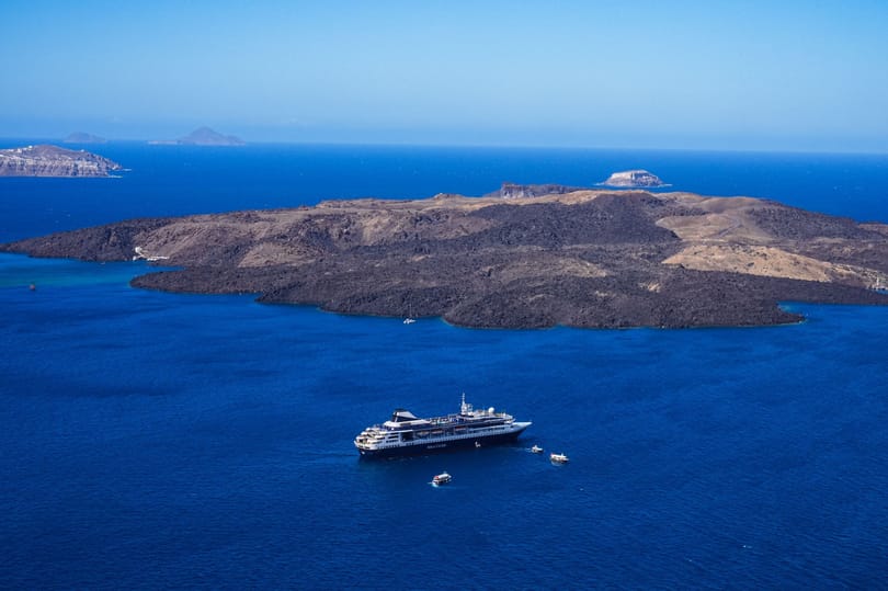 Megérkezett az első turistahajó Szantorinire, pedig még mozog a föld