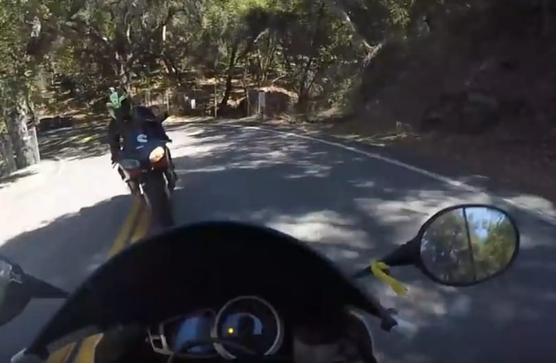 Motorosok is tudnak frontálisan ütközni – videó