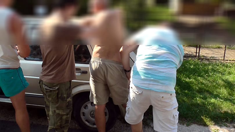 Félmeztelen betörő fosztogatta a balatoni nyaralókat - fotó a zsákmányról, videó az elfogásról