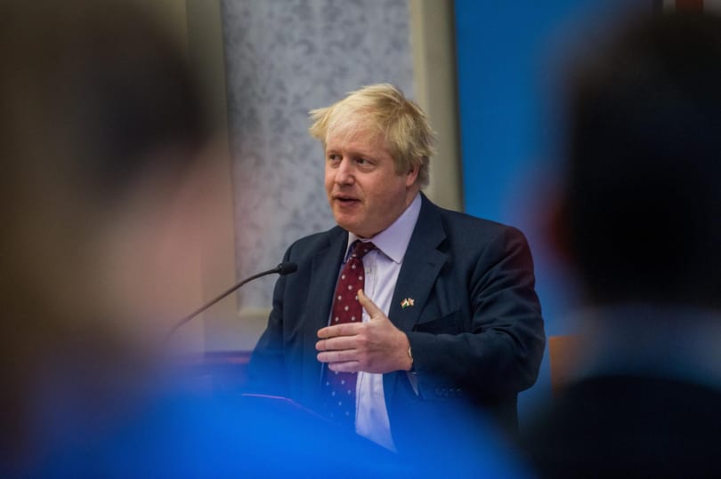 Orosz telefonbetyárok verték át Boris Johnsont