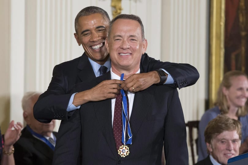 Obama még utoljára jól megszórta kitüntetésekkel a kedvenceit