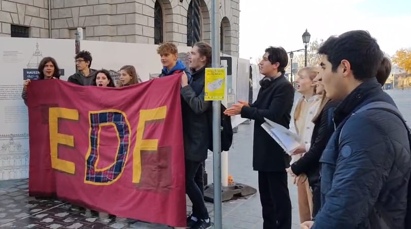Felmentek a Várba a diákok meghívni a kormányt a pénteki élőláncra