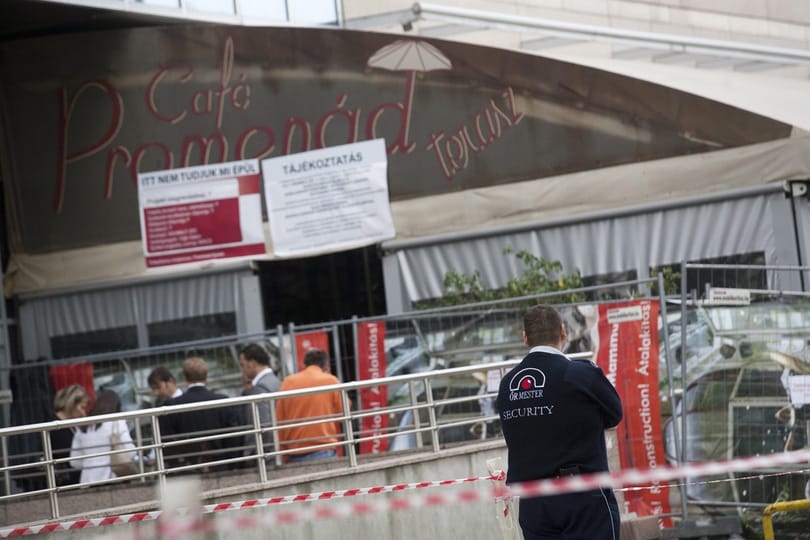 Bezárkózott két alkalmazott a Mammut egyik kávézójába