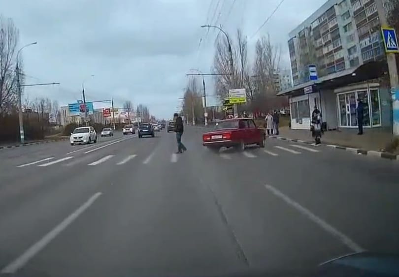 Így kell megszégyeníteni a profi autóversenyzőket egy utcai Ladával – videó