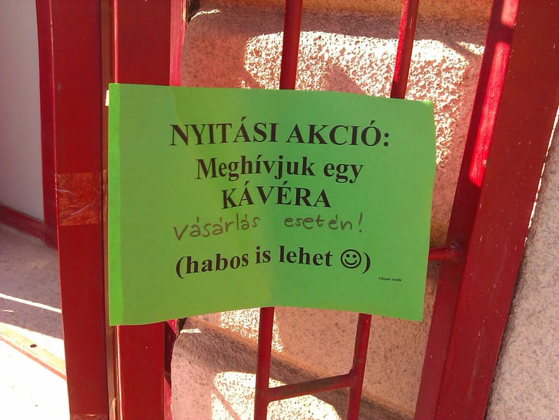Fotó: ingyenkávéval csábítják a dohányboltba betérőket
