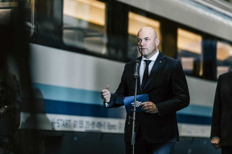 Fotók: Kigurultak a gyárból a MÁV első saját IC-kocsijai Szolnokon