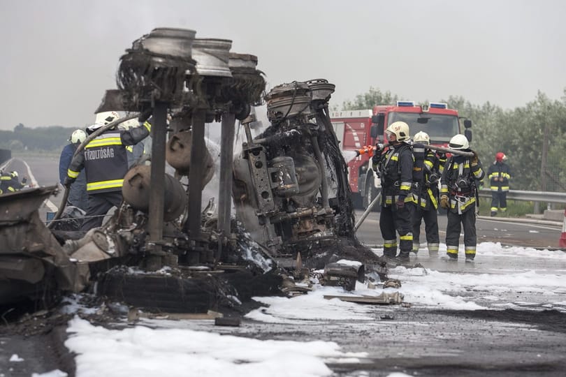 Lassabban engedik az autókat az M7-es baleset helyszínén
