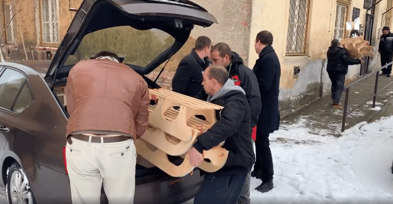Szánkókat osztott a Momentum