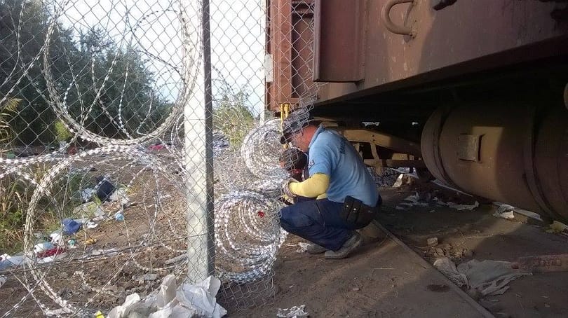 Több száz migráns vár az átkelésre a határon