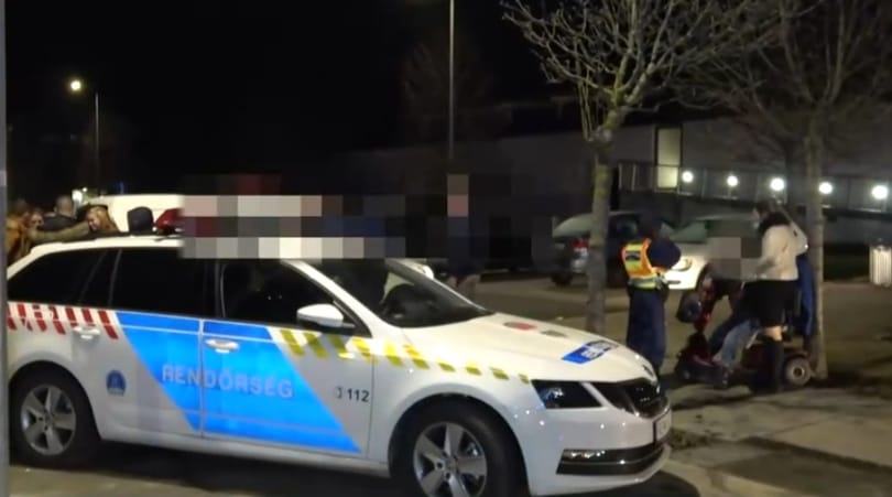 Nekiment mopeddel a rendőrautónak, mert börtönbe akart kerülni