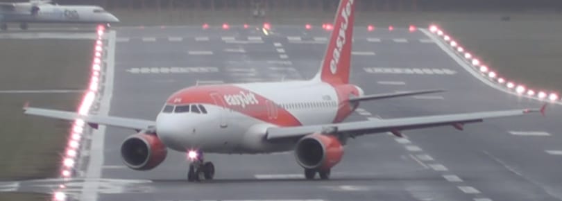 Rémisztően dobálja a szél a repülőgépeket az Egyesült Királyságban – videó