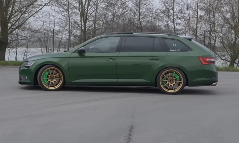 Sportkocsikat aláz a 720 lóerős 5 hengeres kombi Skoda Superb – videó