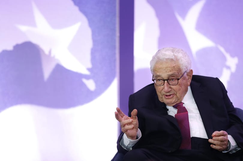 Váratlanul Pekingbe látogatott a 100 éves Henry Kissinger