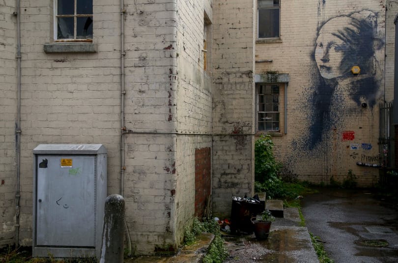 Maszkot húztak Banksy egyik alkotására is