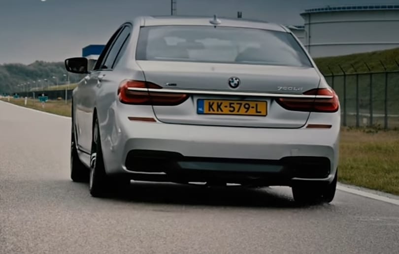 Így gyorsul a 7-es BMW a világ legerősebb hathengeres dízelmotorjával – videó