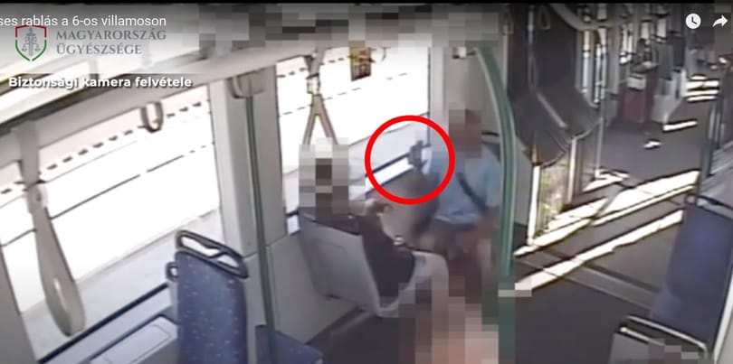 Vádat emeltek a villamoson lecsapó késes rabló ellen – videón a támadás
