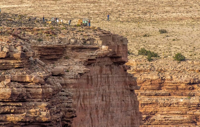 A Grand Canyonba zuhant egy turista fotózás közben