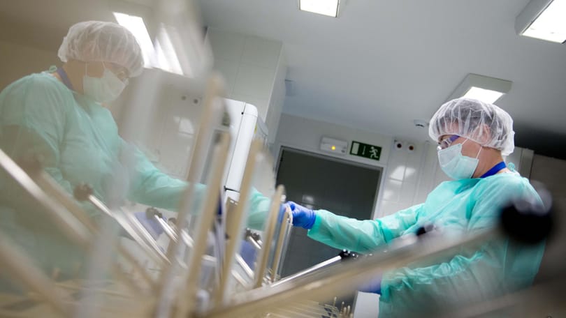 Pár másodperc az egész: műtét közben rápermetezik a szívre, jobban gyógyul a beteg