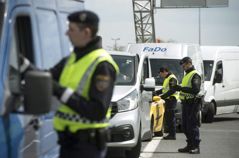 Három kilométeres sor áll az M1-esen Hegyeshalomnál