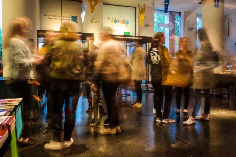 A zajos anyaméhtől a dezinformációs zajig