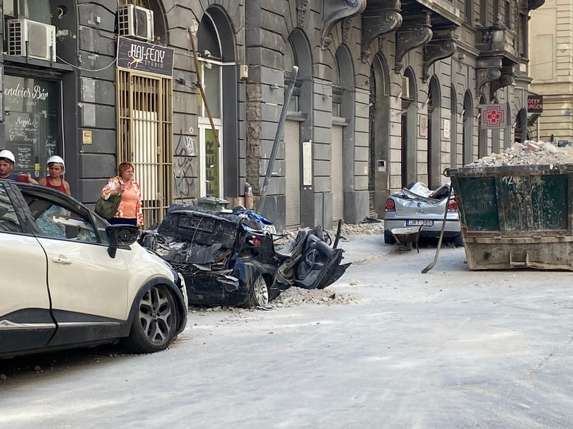 Tetőomlás Budapesten: az összetört autók tulajdonosai közösen fogadnak ügyvédet
