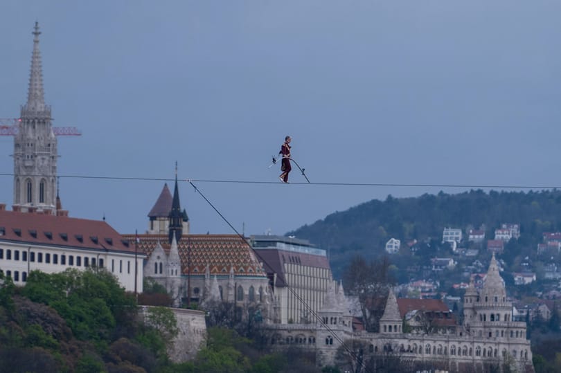 Balesetet szenvedett próba közben az artista, aki tavaly átkelt a Duna fölött egy drótkötélen