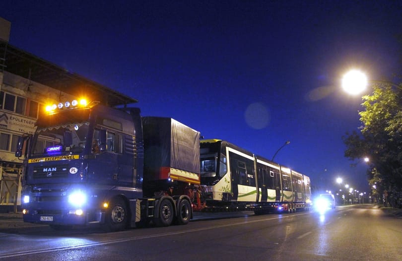 Megérkezett Csehországból az első Skoda villamos Miskolcra