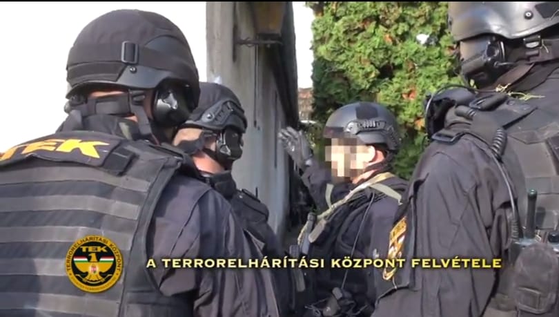 Itt a TEK videója a bőnyi rendőrgyilkos elfogásáról