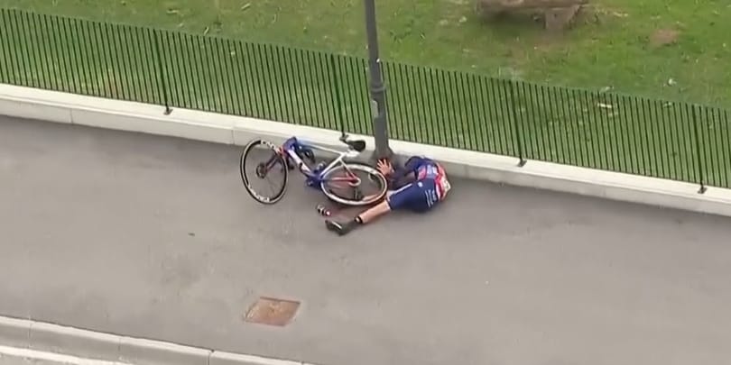 Hatalmasat bukott, majd fejjel ütközött egy villanyoszlopnak az ausztrál bringás – videó
