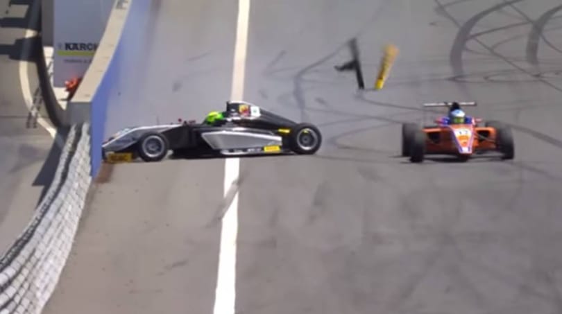 Videó: Versenybalesetben kezét törte Schumacher fia