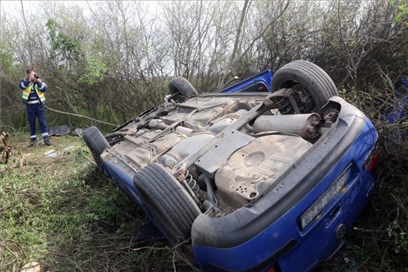 Felborult egy Volkswagen, két ember meghalt Emőd közelében