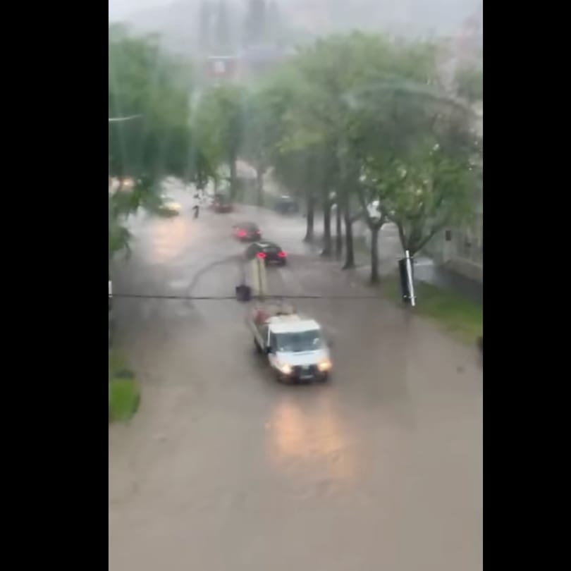 Sártenger a 67-es úton, villámárvíz Szekszárdon – videók a brutális felhőszakadásokról