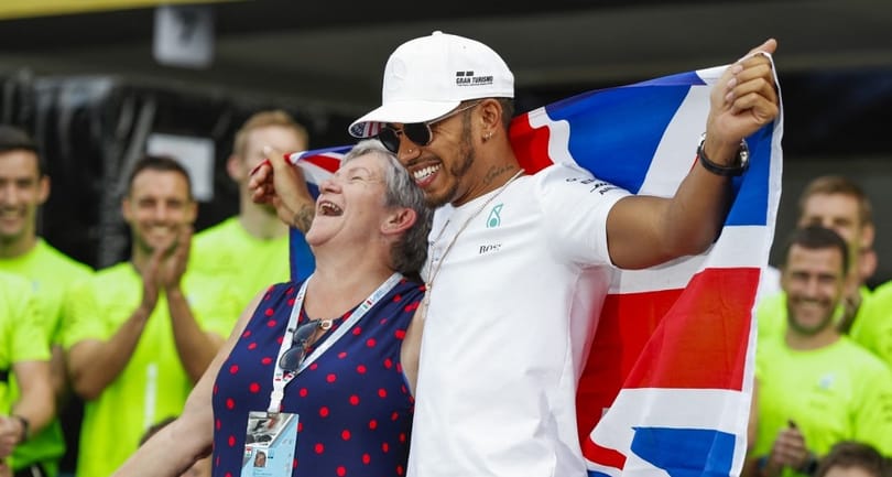 Lewis Hamilton nevet akar változtatni