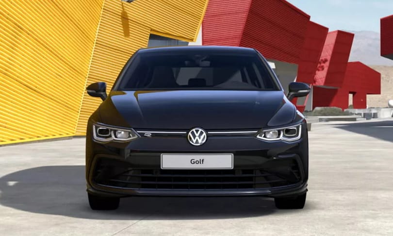 Vészjóslóan sötét hangulatban támad a szuperfekete új VW Golf