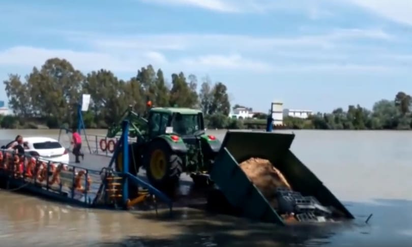 Videó: küzd a traktoros, de végül a folyóba csúszik a kompról