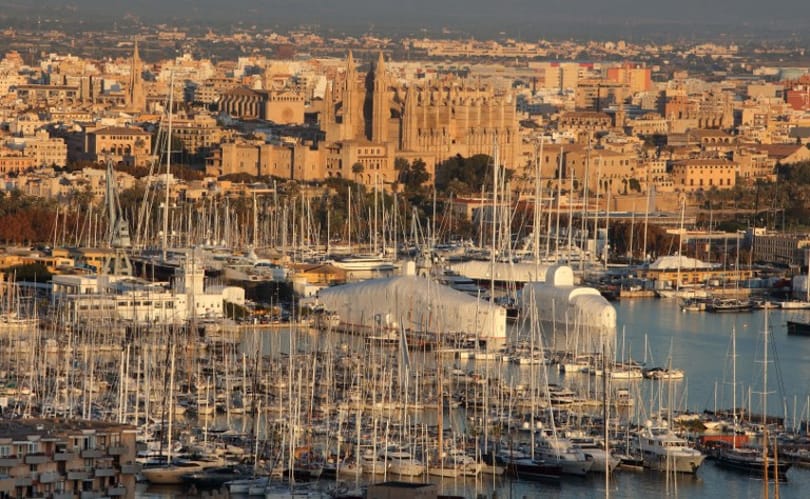 Barcelona kitiltja az AirBnb-t, máshol a strandolókat zaklatják: Spanyolország háborút indított a turisták ellen
