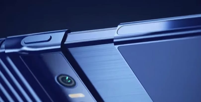 A TCL telefonja nem csak széthajtogatható, utána még nyújtható is