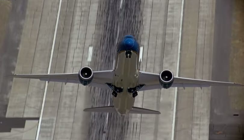 Videó: Szinte függőlegesen száll fel a Boeing új Dreamlinere