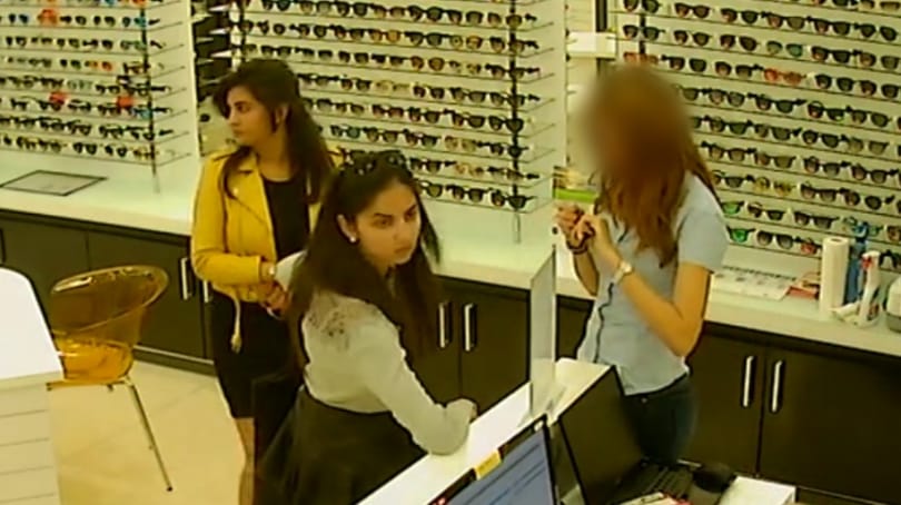 Napszemüveget loptak egy plázából, keresi őket a rendőrség