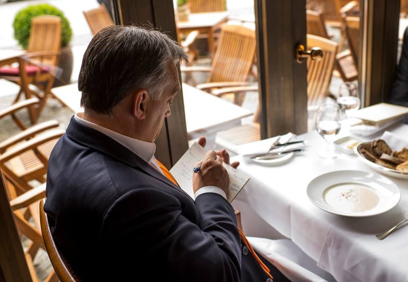 Orbán még az étteremben is jegyzetelt Berlinben – fotó