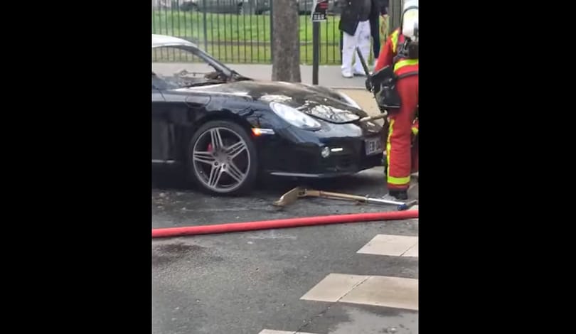 Tűzoltók, akik szétverik egy Porsche elejét, de csak nincs meg, amit keresnek – videó