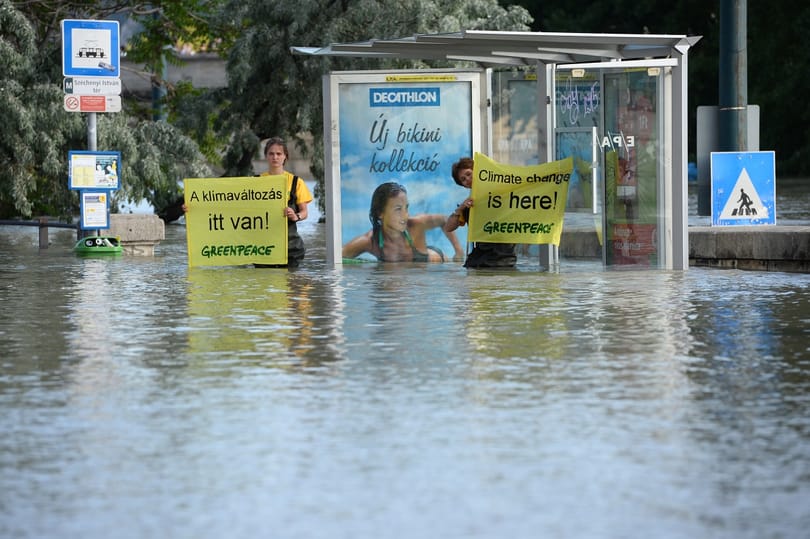 Szörf az árvízen: budapesti plakátról cikkeznek külföldön – fotó