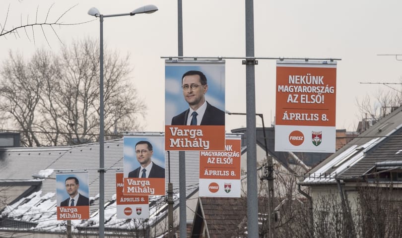 Varga Mihály úgy beszélt az euróról, hogy migránsozott és riogatott is egy kicsit mellette