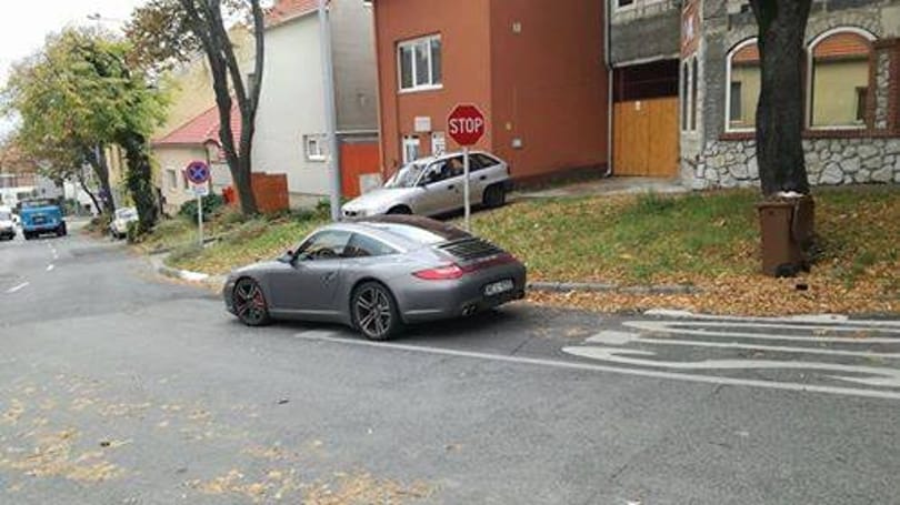 Ez a Porsche-tulaj kicsit félreértette a Stop-táblát, mert leparkolt a kereszteződésben