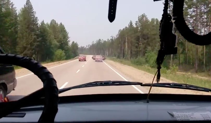 Soha ne szállítsa úgy a farönköket, mint ezek az oroszok a Ladával – videó