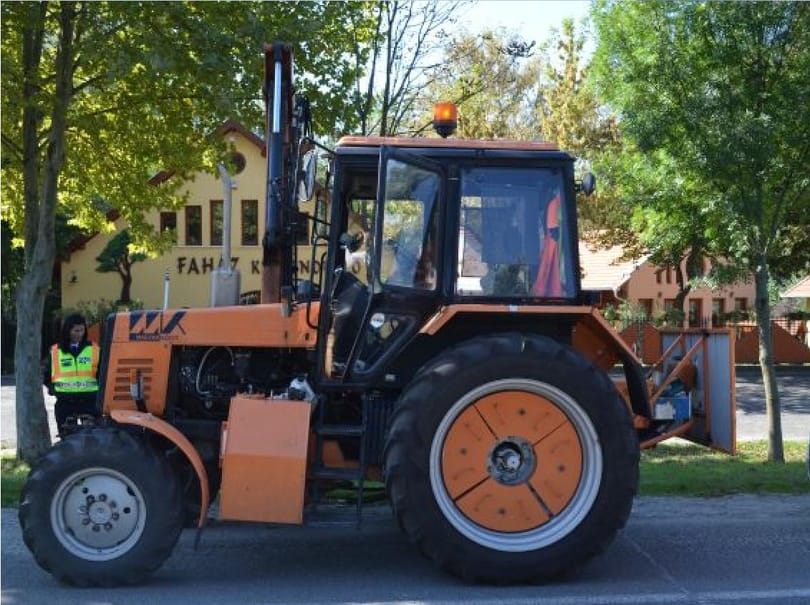 16 éves biciklist gázolt a traktor, azután elhajtott – fotó