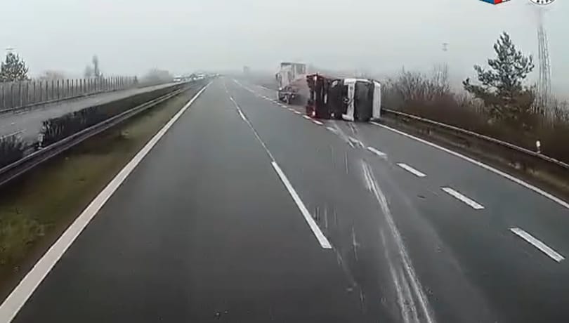 Először csak szitálni kezdett, majd hatalmasat borult egy kamion rakománya – videó